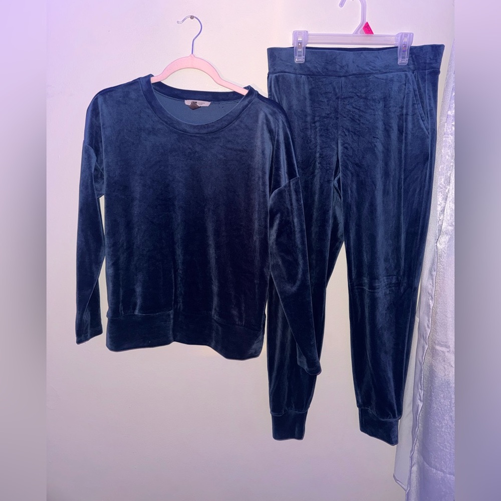Cable & Gauge, women’s velour matching set, size small